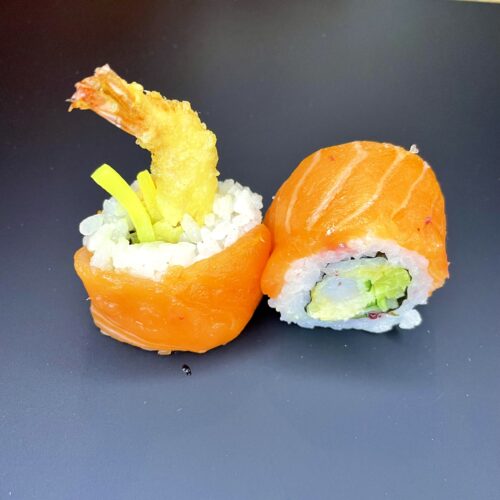 Ebi tempura sake ( spicy majo, ogórek, krewetka w tempurze, zawijana w surowego łososia)
